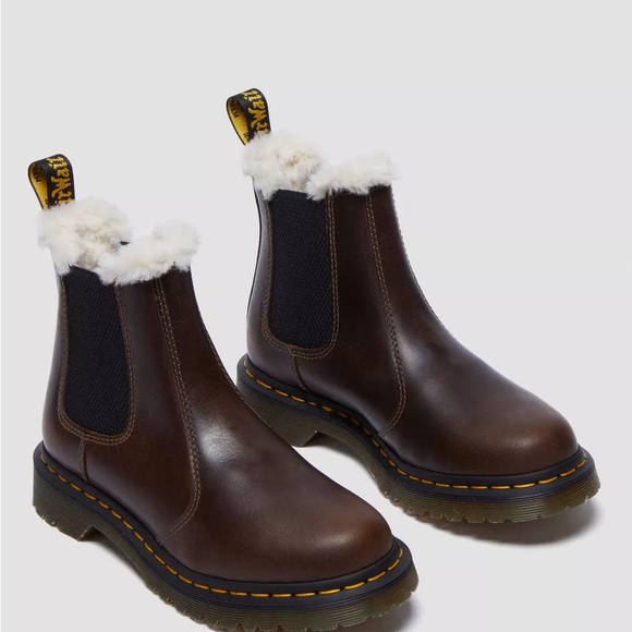 2976 WOMEN'S FAUX FUR LINED CHELSEA BOOTS - Picture 4 of 11